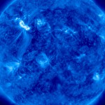 (Najveća?) solarna oluja stiže do Zemlje Erupcija na Suncu, 7. mart 2011 (svetla oblast gore levo); Credits: NASA/SDO