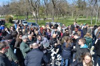 Fotoreporteri i građani snimaju pomračenje na displeju fotoaparata montiranom na teleskop