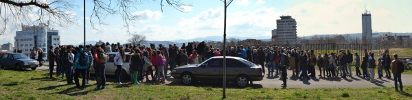 Posmatrači čekaju u redu da stignu do teleskopa i pogledaju Sunce