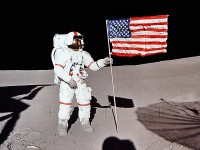 Apollo 14, Alan Shepard on Lunar surface. (NASA) Pionir sporta na Mesecu, prvi koji se uverio u nemogucnost sporta na Mesecu :D