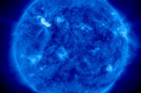 Erupcija na Suncu, 7. mart 2011 (svetla oblast gore levo); Credits: NASA/SDO