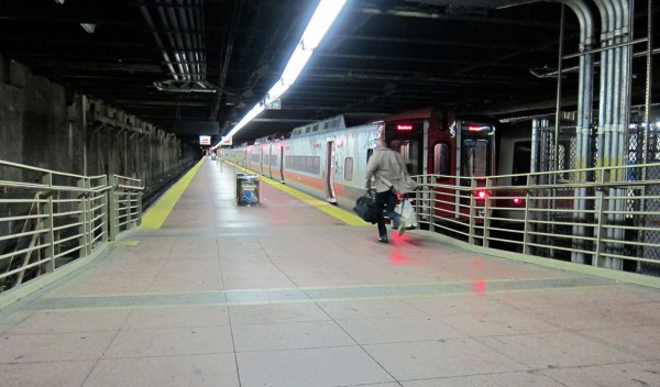 Putnik pokušava da stigne poslednji voz koji napušta New York's Grand Central Terminal pre zatvaranja metroa (MTA New York City/Aaron Donovan) Uragan "Sendi" u slikama i brojevima 4