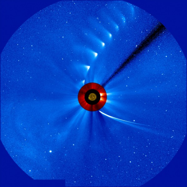 Kompozicija fotografija koje je snimio jedan od koronografa na satelitu SOHO tokom prolaska komete kroz perihel. Kometa ISON kreće se iz donjeg desnog dela, pored Sunca (u sredini) ka kornjem desnom delu fotografije, u kome ublak prašine polako bledi (Credit: ESA/NASA/SOHO/SDO/GSFC)