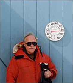 (Kineski) termometar vs meteorolozi: ko laže? 8 Fotografija sa Grenlanda koja na najbolji način demonstrira razilu između temperature koju pokazuje termometar i temperature vazduha. Iako termometar pokazuje 26C za prijatan boravak napolju neophodna je kompletna zimska oprema (bez rukavica, jer nema vetra) zato što je temperatura vazduha -6C.