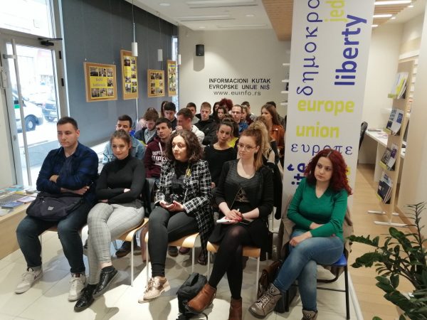 Za veću medijsku pismenost neophodno je kritički analizirati medije 7 Za veću medijsku pismenost neophodno je kritički analizirati medije 1