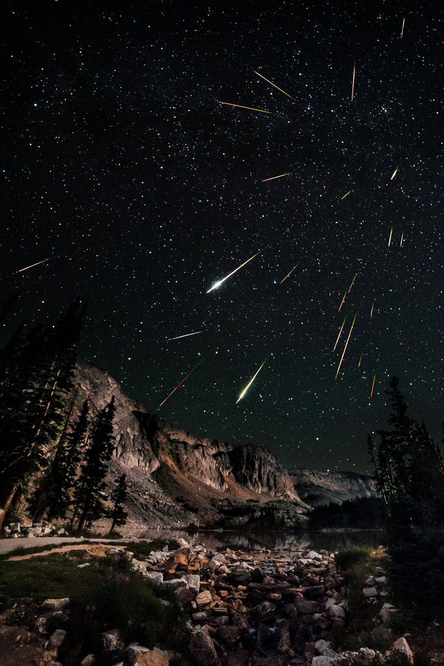 Predavanje “O meteoroidima, meteoritima i meteorima uz malo fizike i matematike” 1 Perseids_Meteor_Shower_2012